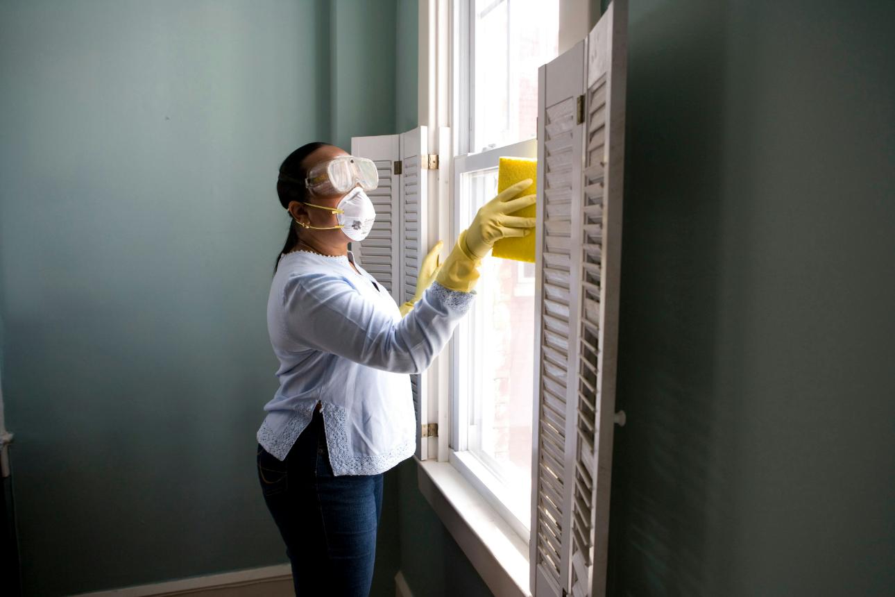 Mujer limpiando ventanas