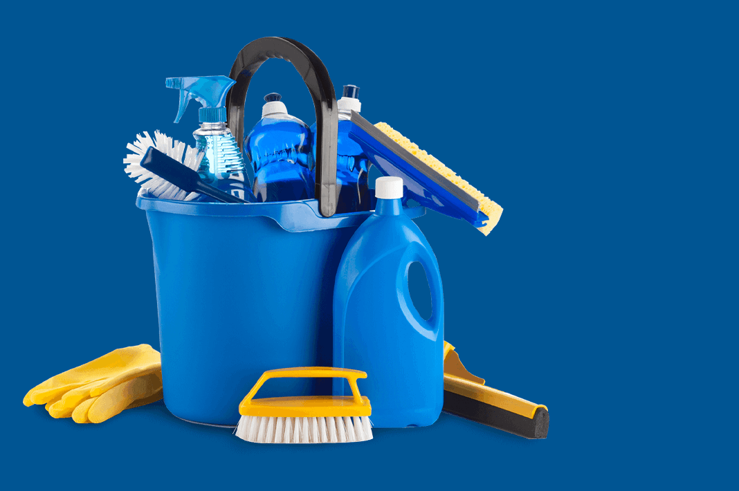 Cubo azul con productos de limpieza